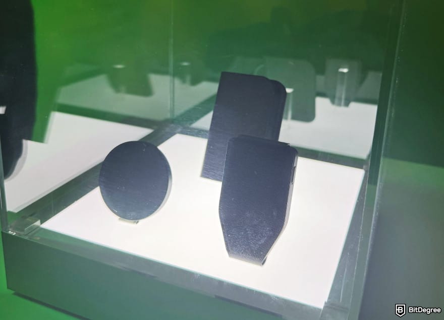 Trezor Safe 7 review: Trezor Safe 7 cases and magnetic charger.